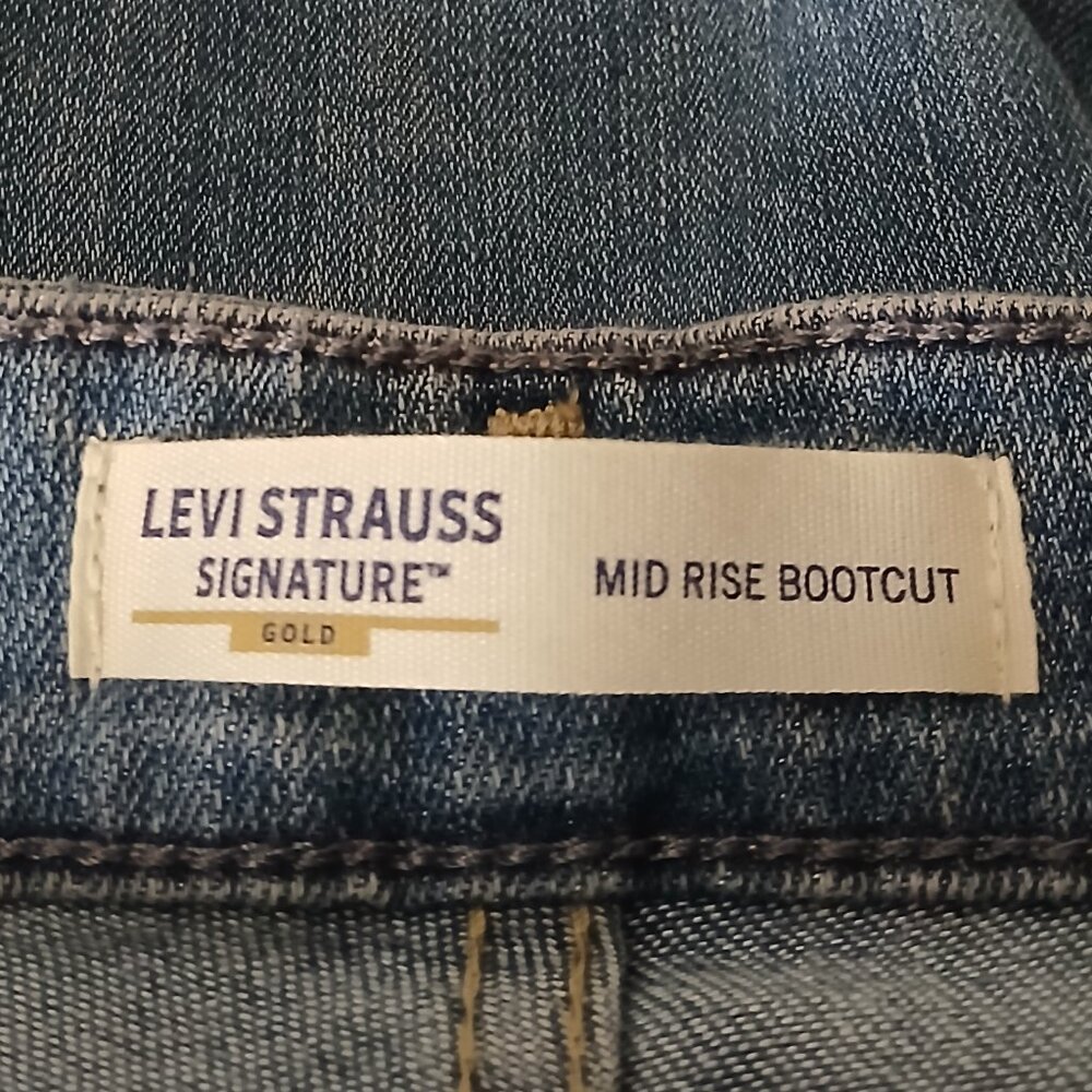 Levis Signature Gold Jeans Size 8 Mid Rise Boot Cut Light Blue Denim Stretch - Picture 8 of 10